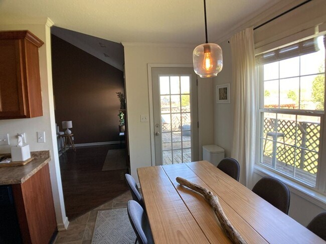 Building Photo - $1800 3 Bedrooms 2.5 Bath Brick Home with a bonus room!