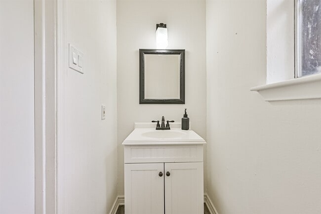 Building Photo - 212 E Castle Harbour Dr