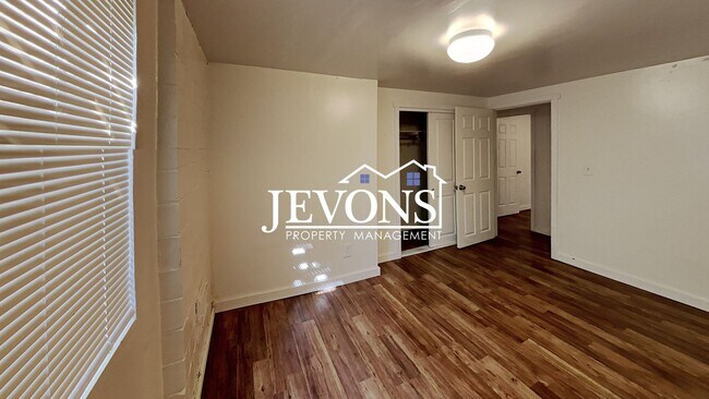 Building Photo - $300 Rent Credit - Inviting 2-bedroom 4-pl...