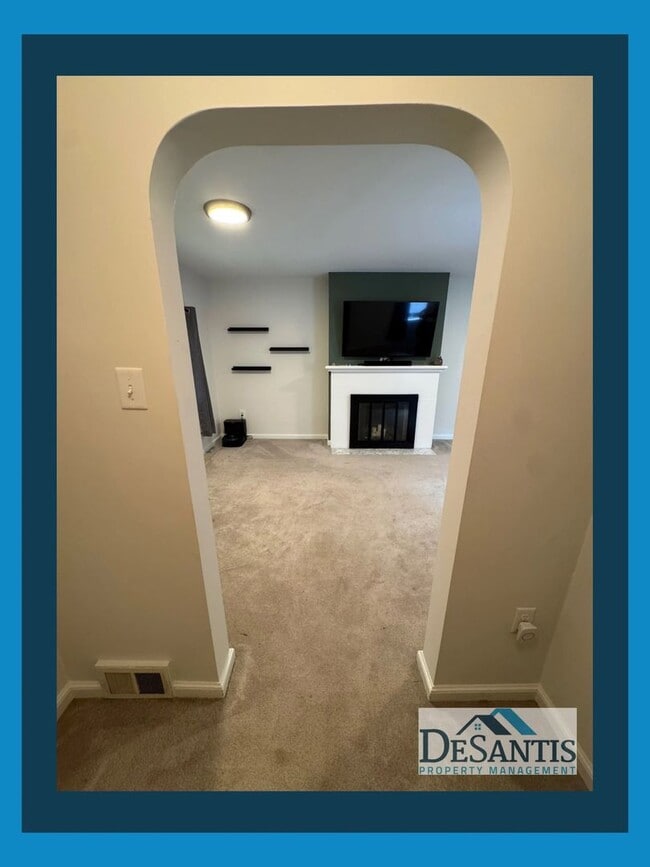 Building Photo - Charming 2-Bedroom Home with Private Backy...