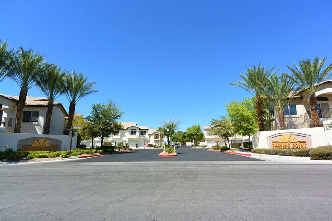 Building Photo - 2 BEDROOM 2 BATH IN NORTHWEST DOUBLE GATED GOLF COURSE COMMUNITY!