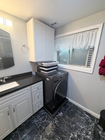 Building Photo - 5065 Escapardo Way