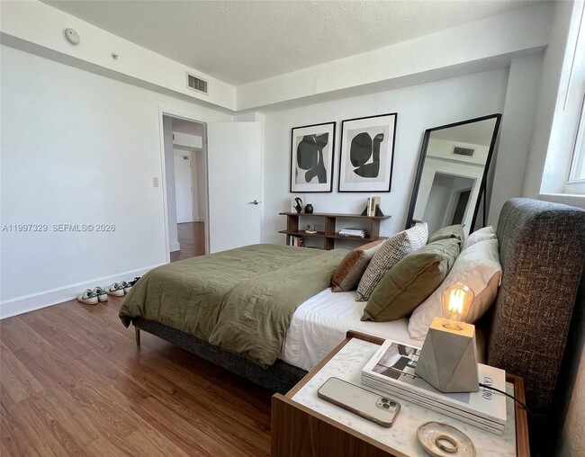 Building Photo - 7501 E Treasure Dr