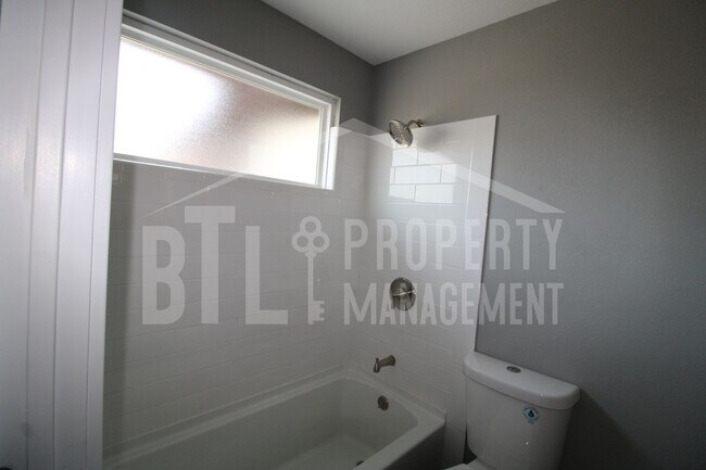 Building Photo - Beautiful 3 Bedroom Home with Fenced Yard in Hollister