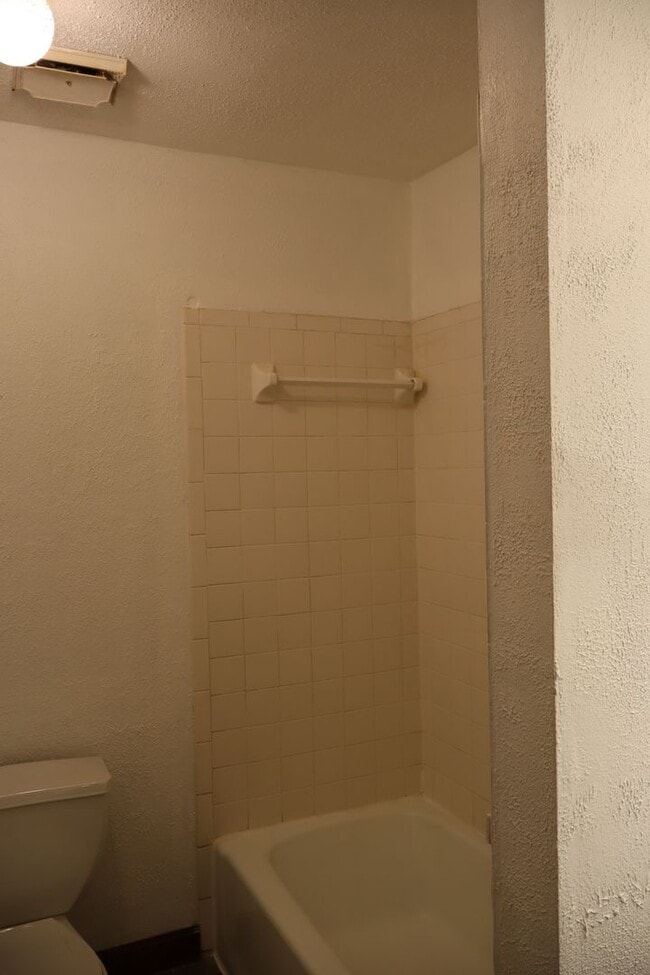 Building Photo - 2305 Southridge Dr