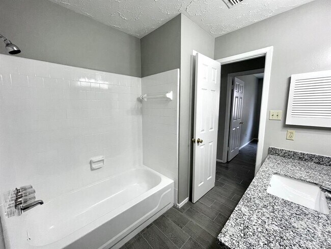 Building Photo - 10310 Oak Acres Dr