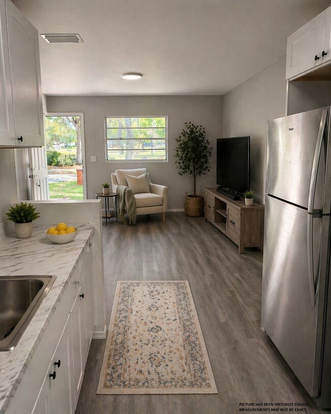 Building Photo - Newly Renovated 2 Bedroom Duplex in Maitland Available Now! Modern Finishes!