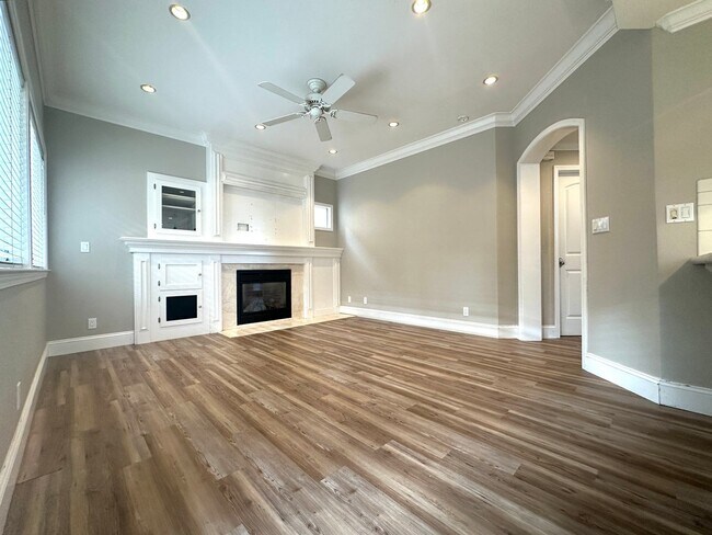 Building Photo - Gorgeous 3 Bed, 2.5 on Corner Lot