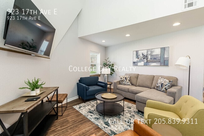 Building Photo - 923 17th Ave E