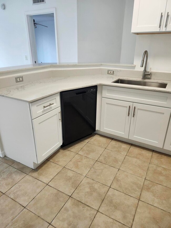 Building Photo - 802 Villa Cir