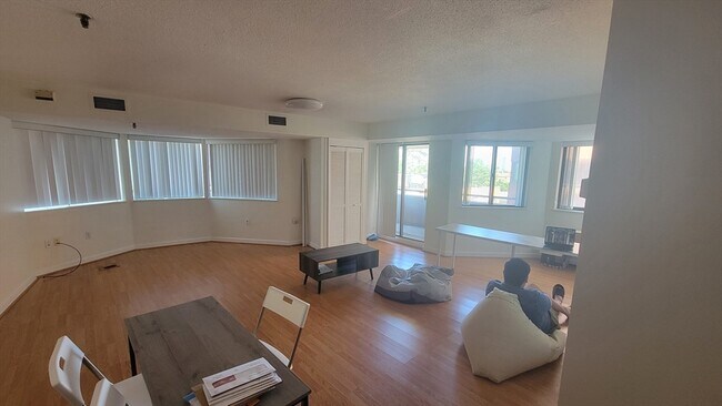 Primary Photo - 147 Kelton St