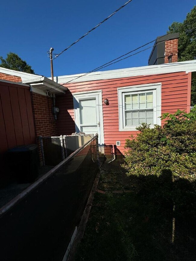 Building Photo - 2511 Meadow Dr