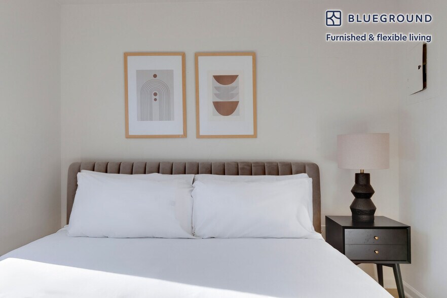 Building Photo - 255 W 94th St