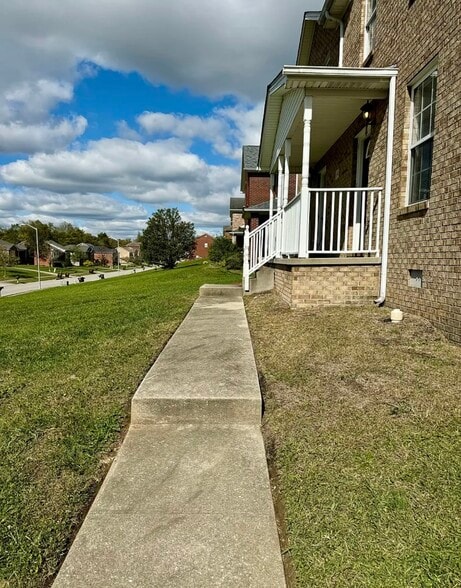 Building Photo - 634 Hampton Way