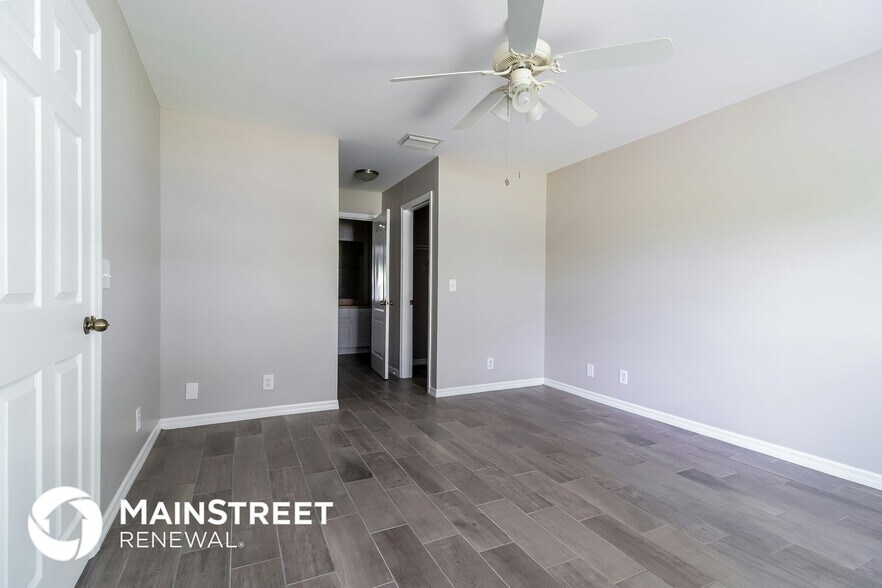 Building Photo - 3010 SW 11th Pl