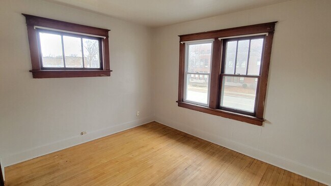Building Photo - 2 bedroom/1 Bath duplex with large yard