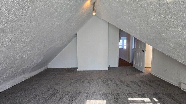 Building Photo - 2047 Lawrence Ave