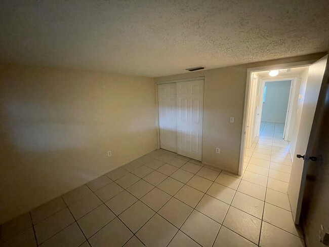 Building Photo - 2/1 Apartment in New Port Richey