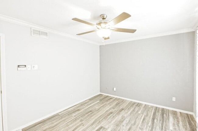 Building Photo - 10590 High Hollows Dr