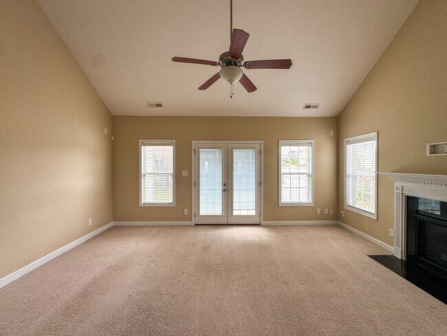 Building Photo - Gorgeous 3 Bed 2.5 Bath Home on Corner Lot