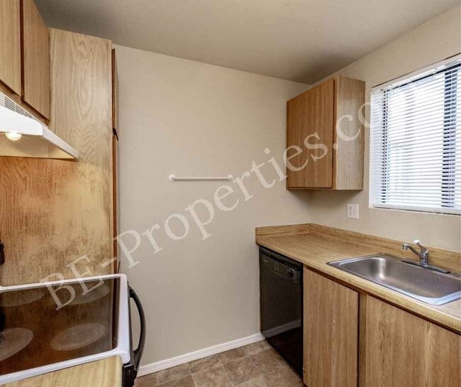 Building Photo - Cozy 1 Bedroom in the By The Green Community.