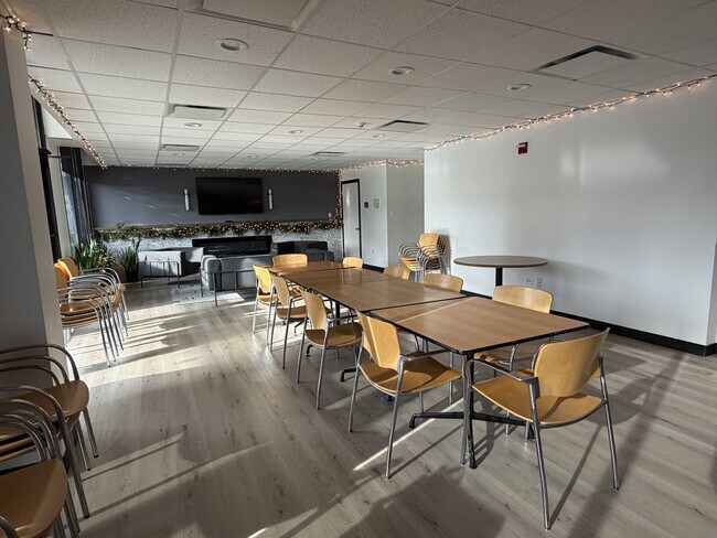 Building Photo - 2020 N Lincoln Park W