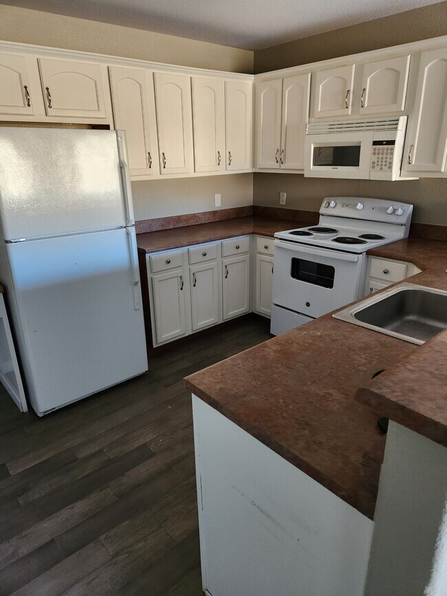 Building Photo - 495 River View Dr