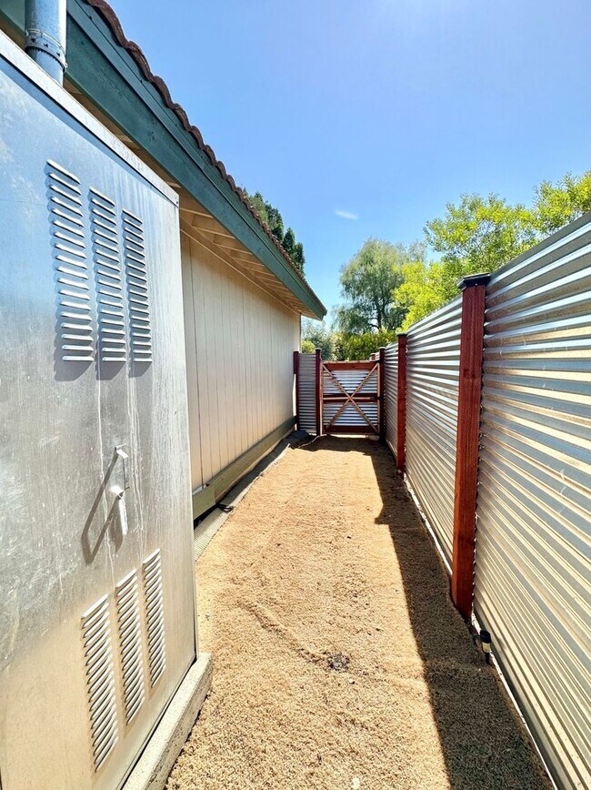 Building Photo - Beautiful Upstairs Studio Guest House Unit on Private Property, Amazing Views, All Main Utilities...