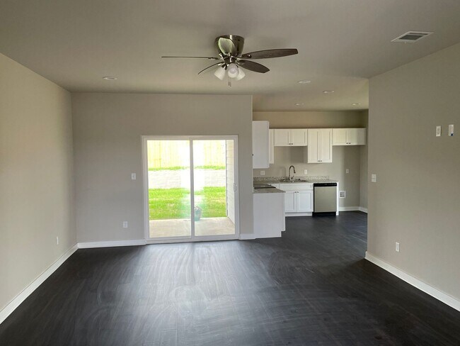 Building Photo - 3 BR/2 BA Corsicana Home