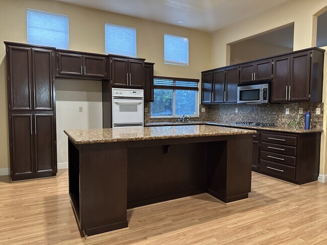 Building Photo - 351 Seaton Dr