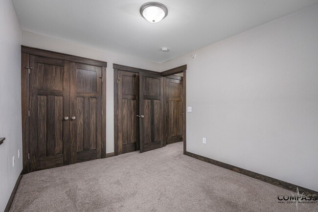 Building Photo - SPACIOUS AND MODERN TOWNHOME