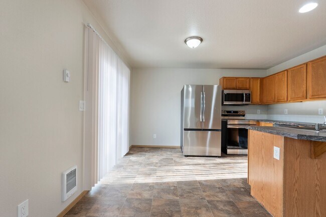 Building Photo - Beautiful 4bed/2.5bath - 1/2 OFF First months rent!