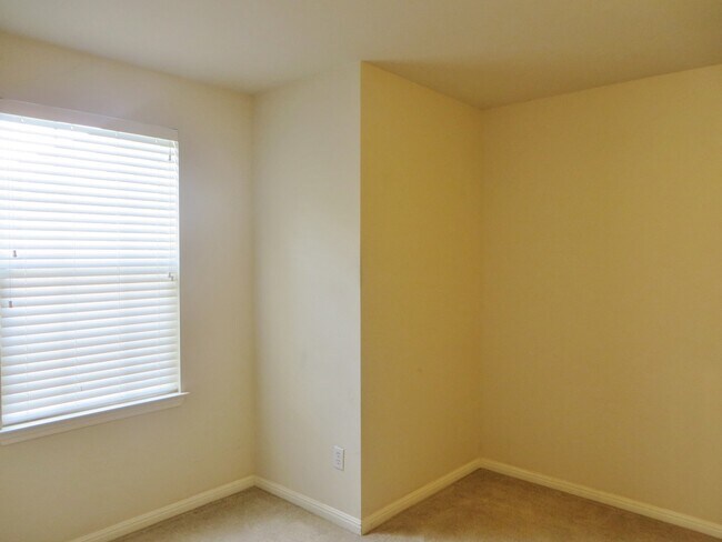 Building Photo - 3 Bedroom 2 Bathroom Villages of Berry Cre...