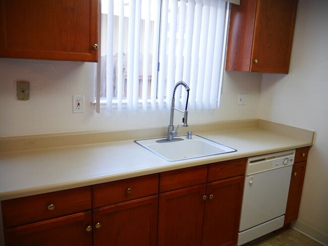 Building Photo - Cozy 2 Bed 2 Bath 950sq. ft. Duplex in Elk Grove