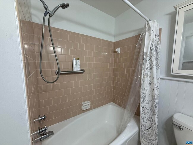 Building Photo - 615 E High St