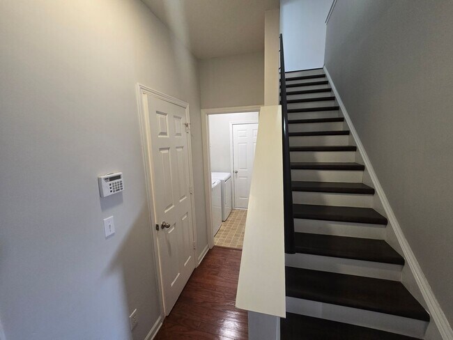 Building Photo - Beautiful 3 Bed 3 Bath Home in Amberly – Prime Triangle Location!