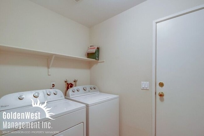 Building Photo - Immaculate 3Bdm 2.5Ba Townhouse with  2-Car Garage