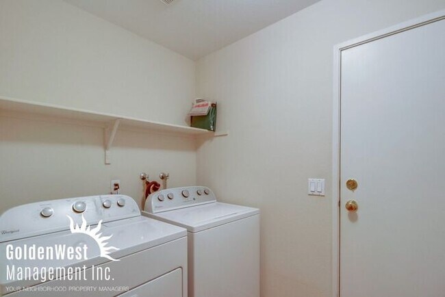 Building Photo - Immaculate 3Bdm 2.5Ba Townhouse with 2-Car...