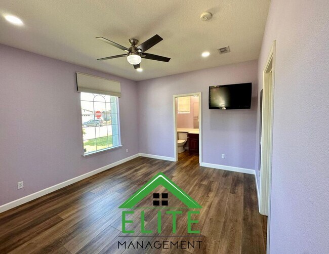Building Photo - Stunning 4-Bedroom, 3.5-Bath Home