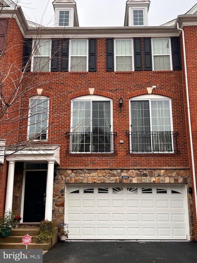 Building Photo - 42843 Edgegrove Heights Terrace