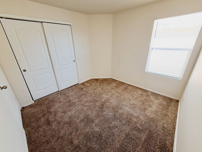 Building Photo - 3 bed 2 bath home in Huning Ranch. Great Yard