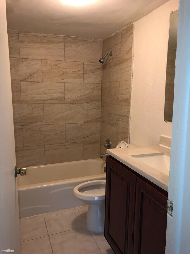 Building Photo - 3 br, 2 bath Duplex - 4240 Riverside Dr 42...