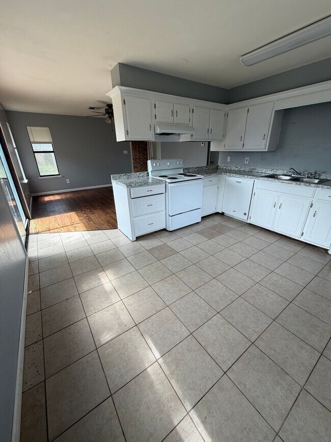 Building Photo - 2511 Oakhurst Dr