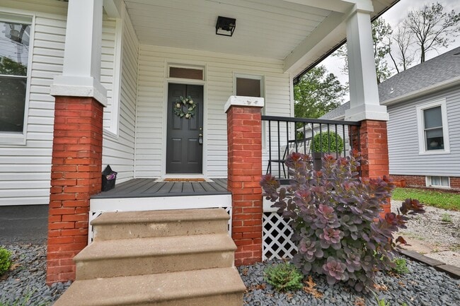Building Photo - Newly Renovated Single Family Home