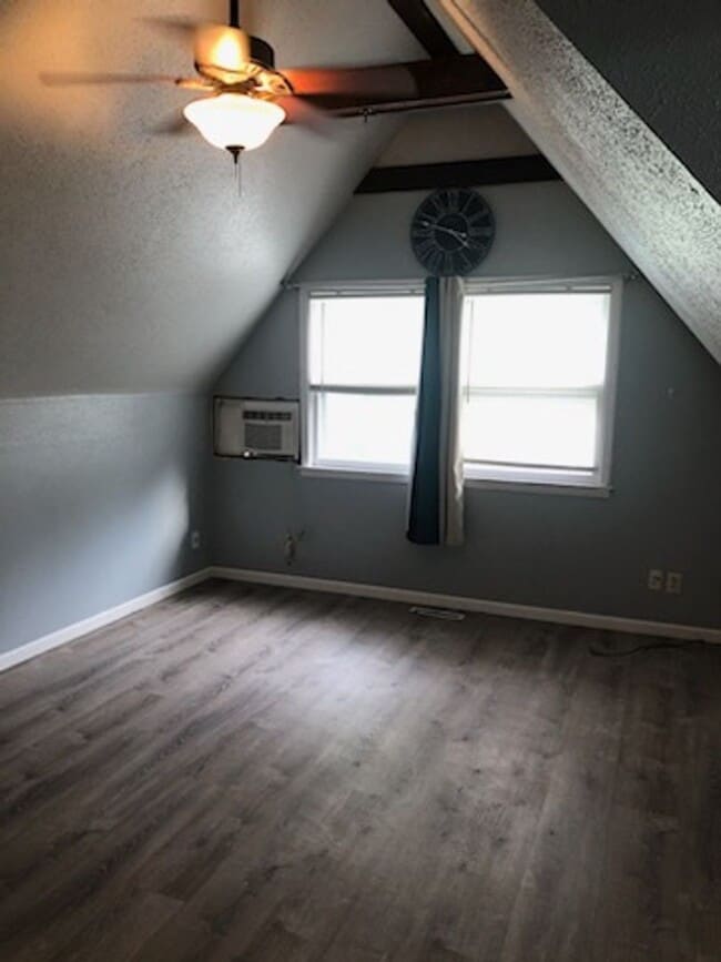Building Photo - Upper Unit of Duplex