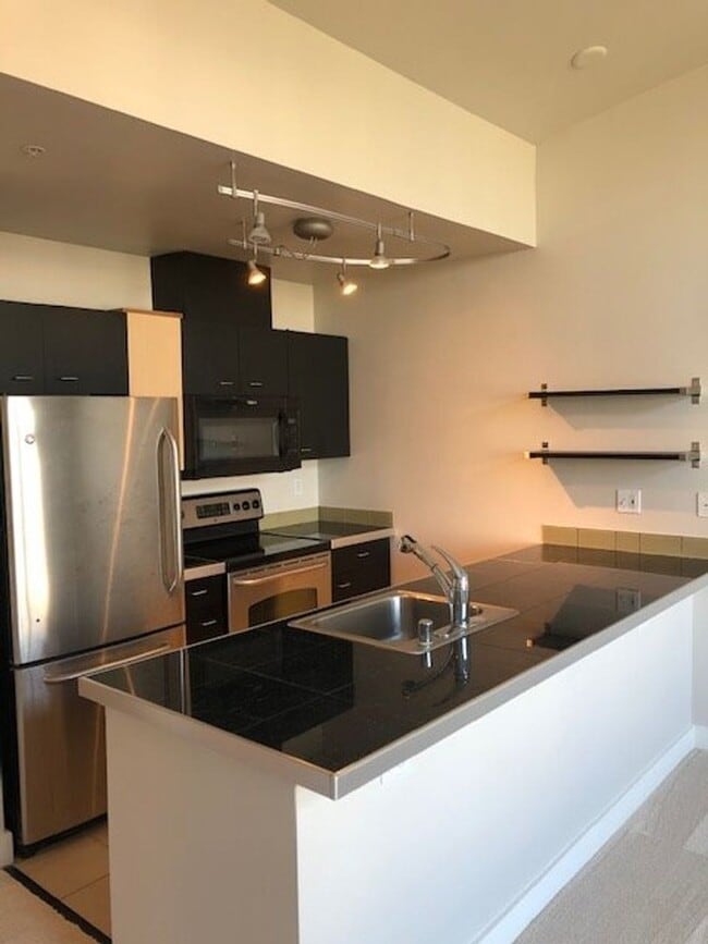 Building Photo - Prime Belltown TOP FLOOR Condo