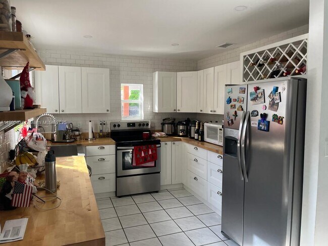 Building Photo - 9953 SW 154th Ct