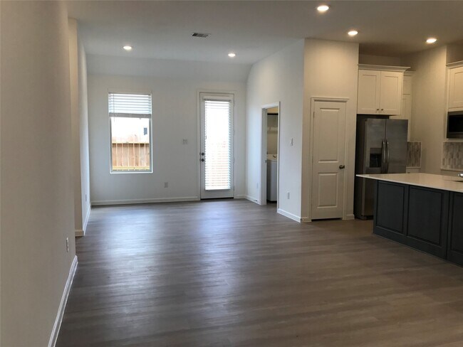 Building Photo - 28813 Bobcat Run Dr