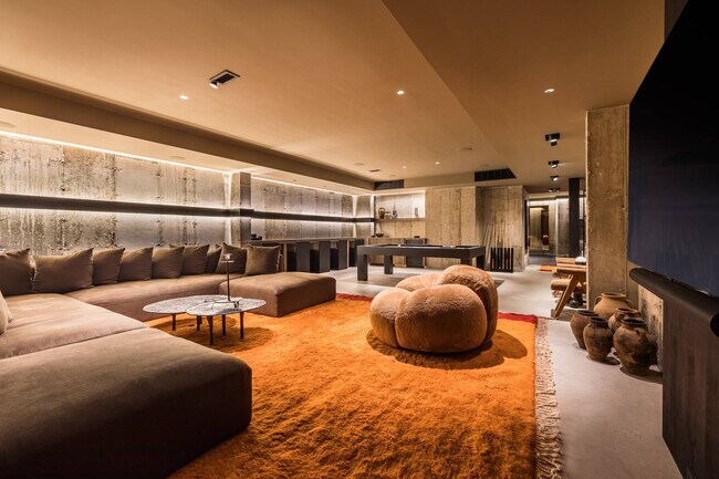 Building Photo - 265 Three Mile Harbor Hog Creek Rd