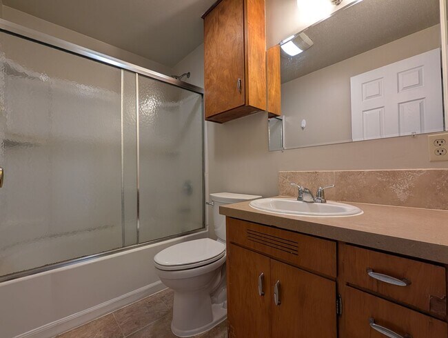 Building Photo - Nice 2 bed/1 bath duplex off River Road